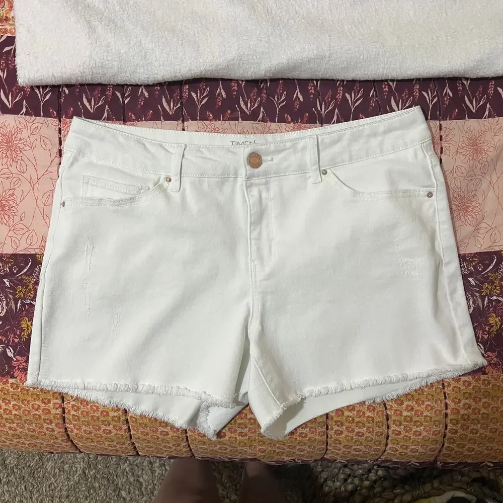 Time & True (14) White Slightly Distressed 5 Pocket Cut Off Shorts - Picture 8 of 8